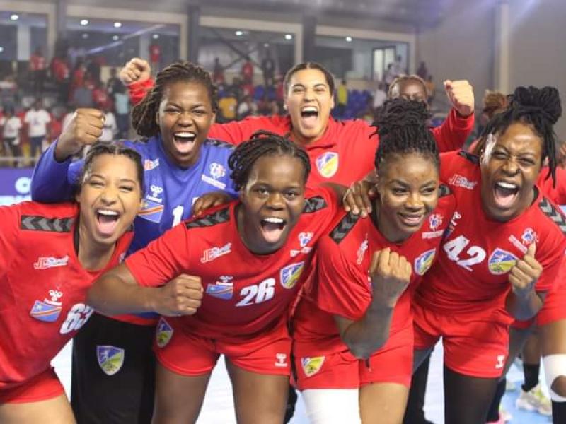 Les Léopards dames handball en célébration après match.