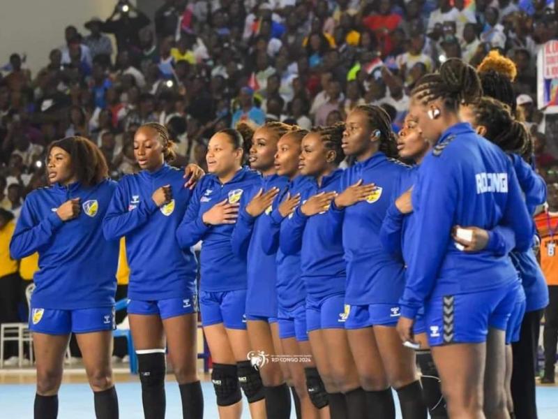 L'équipe féminine des Léopards handball entonnant l'hymne national avant un match au gymnase du stade des martyrs.