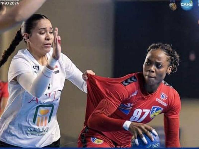 Une joueuse Congolaise en duel avec celle d'Égypte.