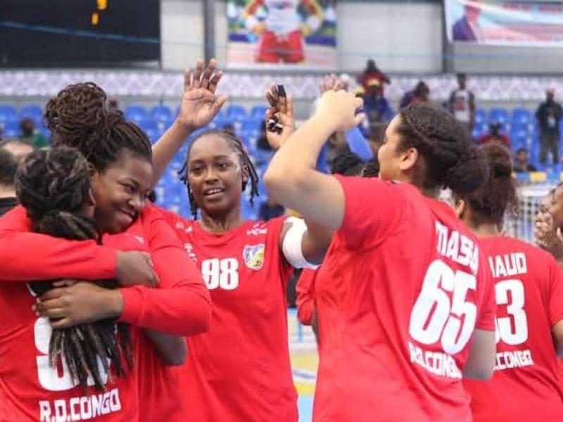 Les Léopards dames handball en pleine célébration.
