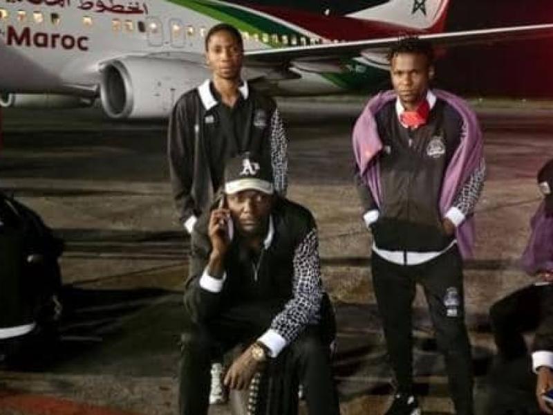 Les joueurs du TP Mazembe à l'aéroport international de N'djili en pleine nuit.