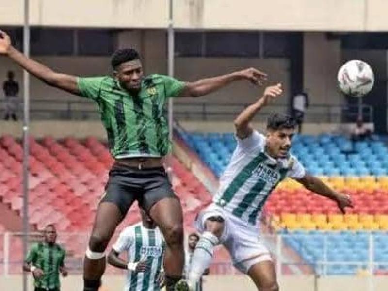 L'attaquant de Maniema Union, Jephte Kitambala en duel avec un joueur du Raja Casablanca.