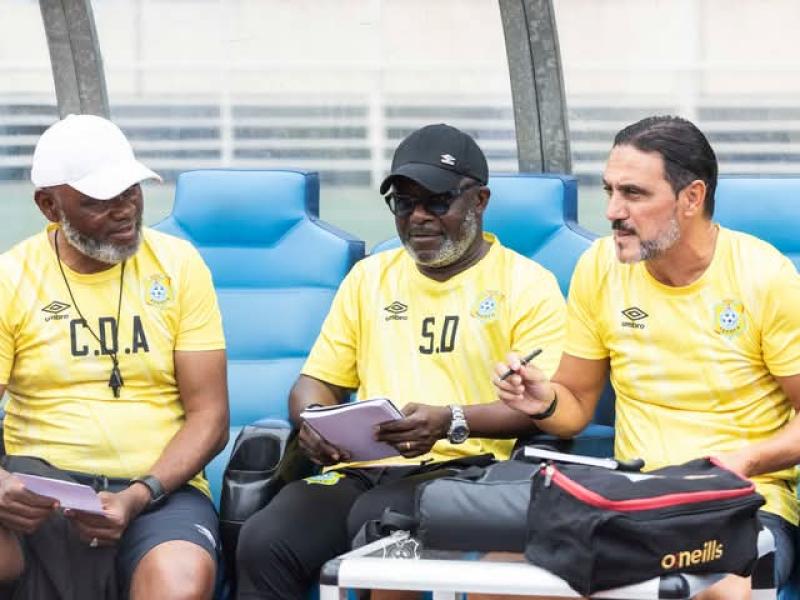 Le sélectionneur, Otis Ngoma entouré de ses deux collaborateurs. [Photo d'illustration]