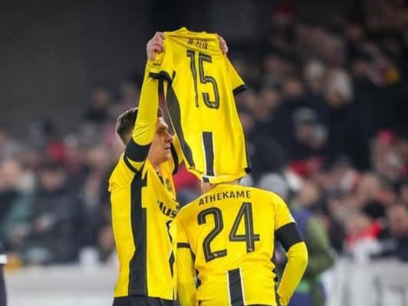 Un joueur de Young Boys brandit le maillot de Meschack Elia.
