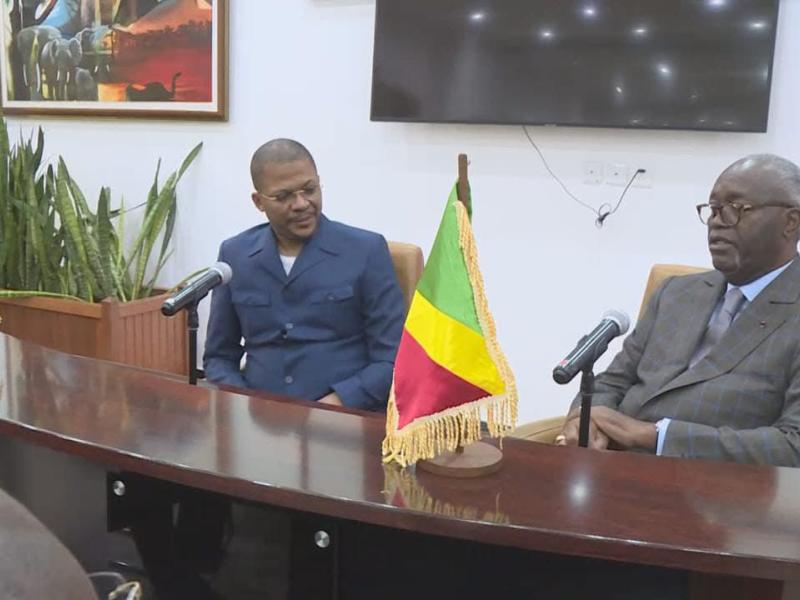 Le ministre des sports de la RDC, Didier Budimbu et son homologue du Congo Brazzaville .