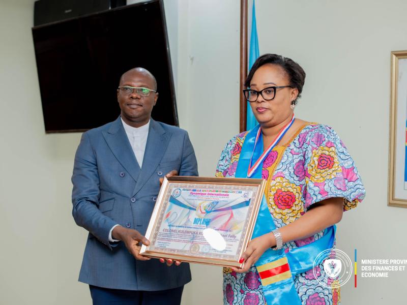 La ministre provinciale des Finances et Economie de Kinshasa recevant son prix de mérite civique
