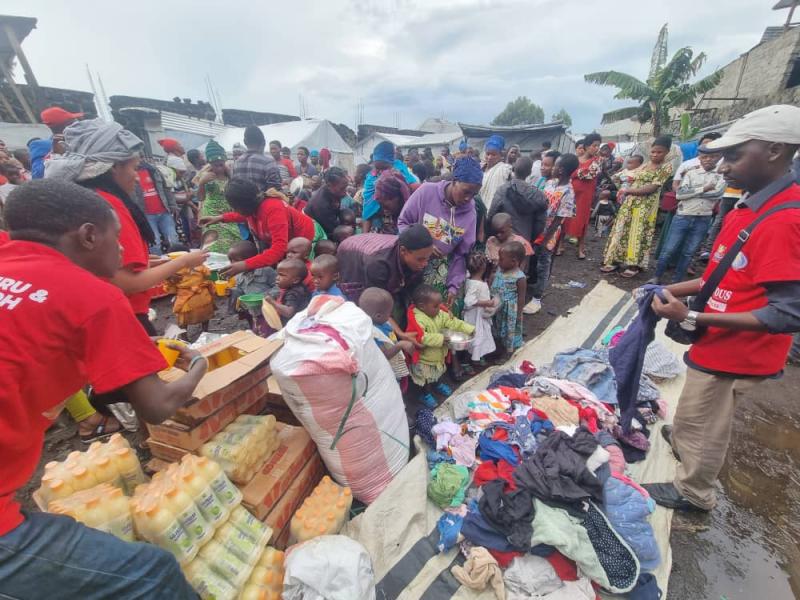 De la nourriture et vêtements à donner aux enfants déplacés du site Bassin du Congo. Don du CTJ Rutshuru et  CVAR-RDC