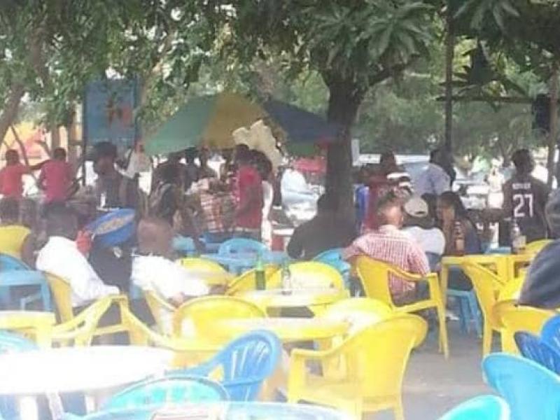 Quelques personnes dans une terrasse à Kinshasa. [Photo d'illustration]