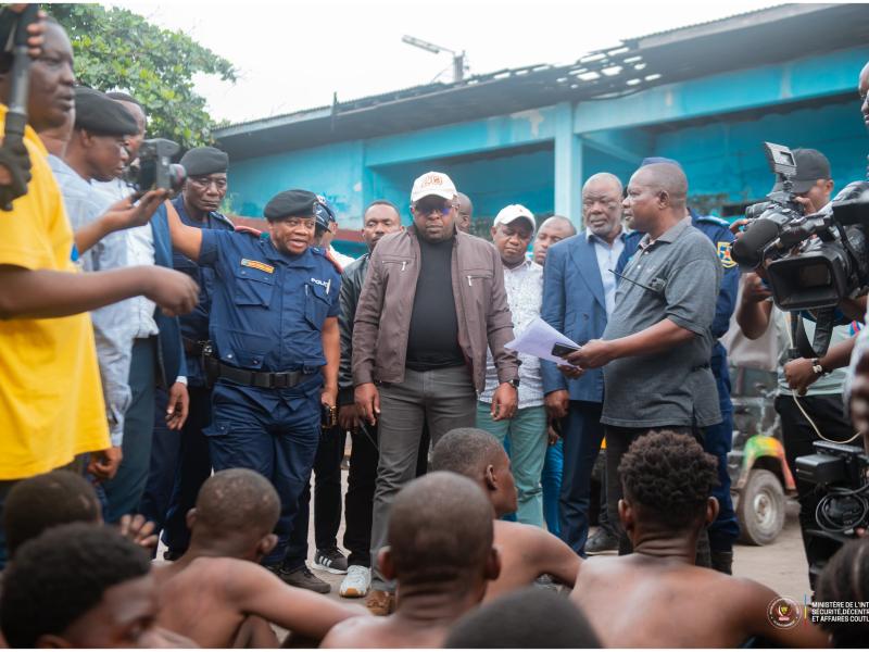 Le VPM Shabani écoutant les explications du Commandant PNC/Kinshasa le Général Blaise Kilimbalimba après arrestation de Kuluna à Kintambo