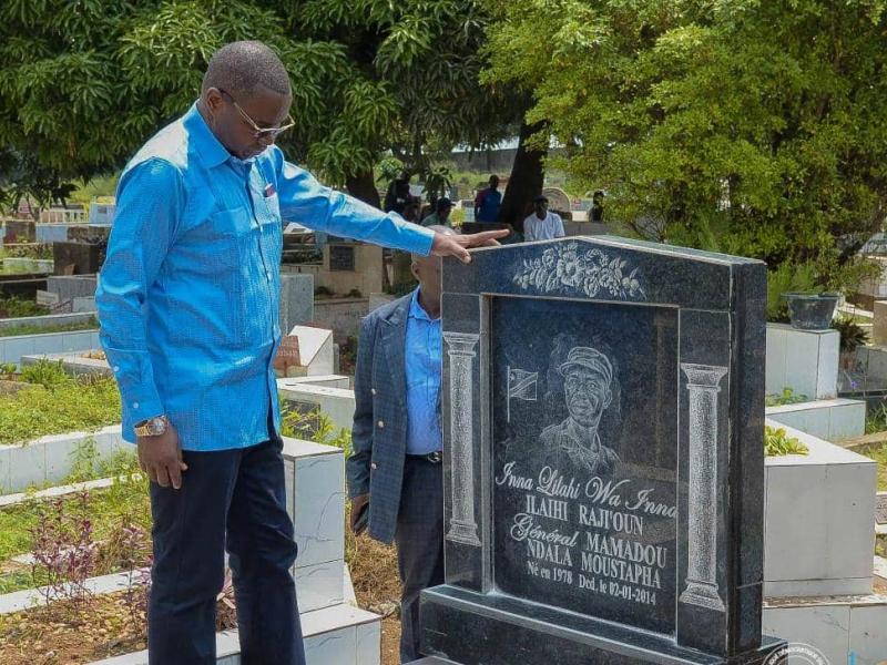 Julien Paluku devant la tombe du Colonel Mamadou Ndala.