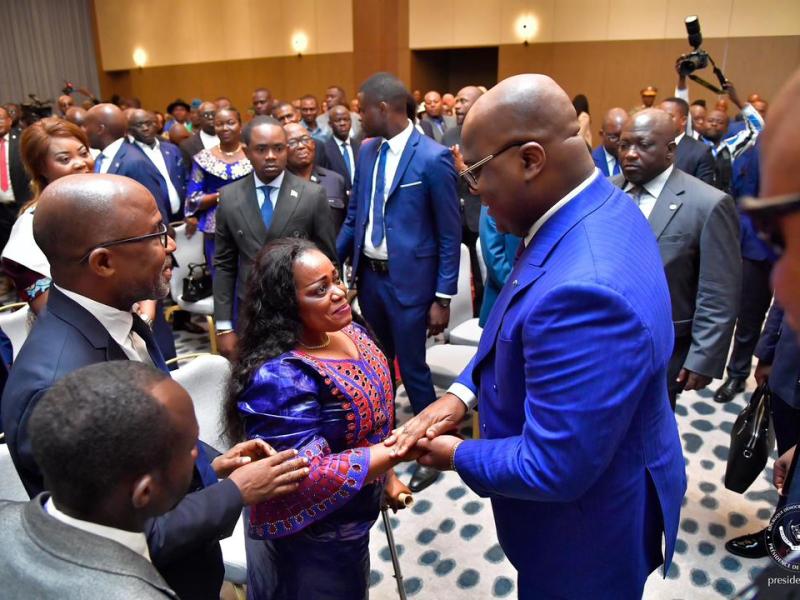 Poignée de main entre le chef de l'État Félix Antoine Tshisekedi Tshilombo et la ministre déléguée en charge des PVH-APV