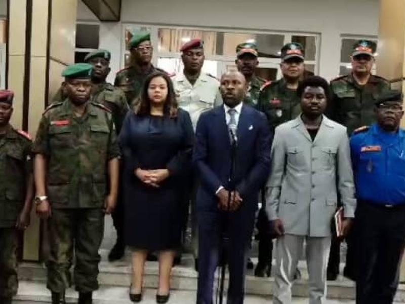 Quelques membres du gouvernement ainsi que les officiers de l'armée à l'issue du Conseil supérieur de la défense, mercredi 08 janvier 2024