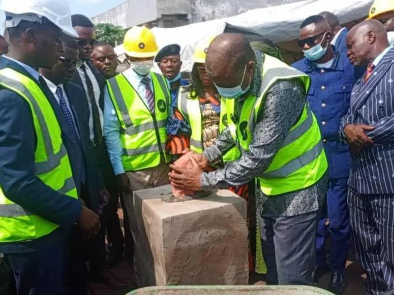 Le Gouverneur Willy Bitwisila  lors du lancement des travaux de construction des bureaux de l'APK