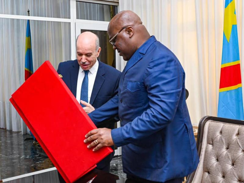 Le chef de l'État Félix Tshisekedi et Monsieur Abdelhak Saihi, ministre de la santé et envoyé du Président algérien, mardi 14 janvier à la Cité de l'Union africaine
