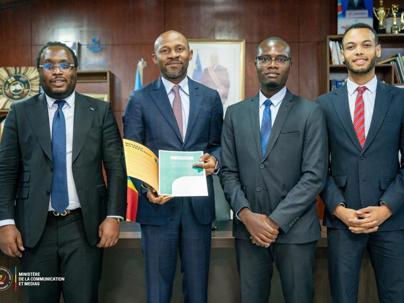 Le ministre Patrick Muyaya Katembwe, Porte-parole du gouvernement de la RDC pose avec la délégation de l'UNGAE