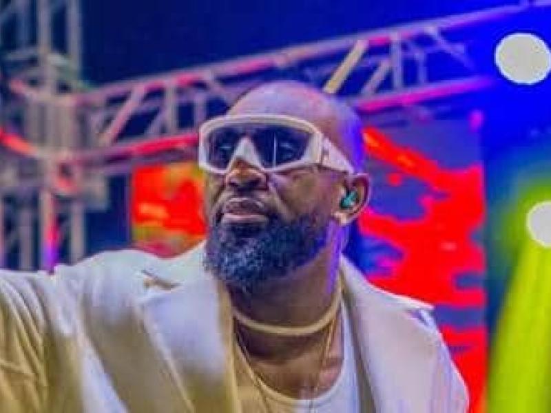 L'artiste musicien, Fabregas lors de son concert à Matete.