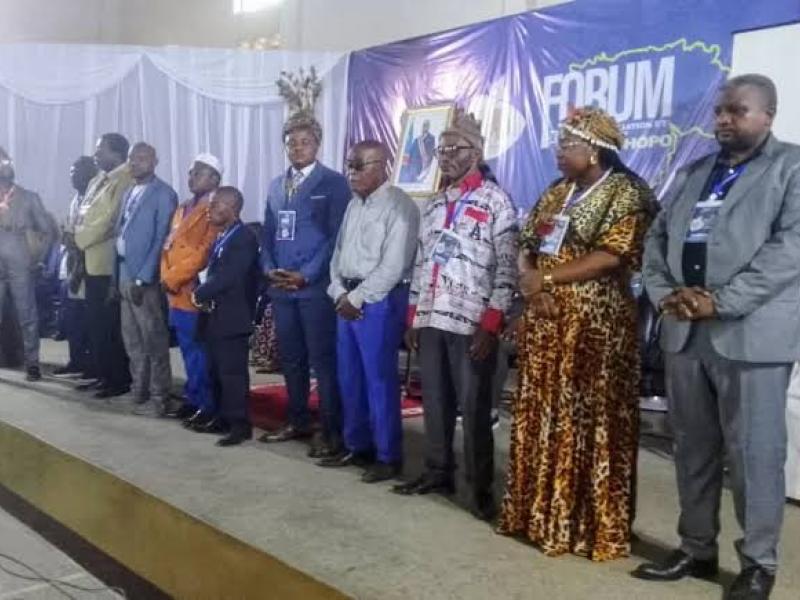 Un échantillon des Chefs coutumiers lors d'une cérémonie de réconciliation à Kisangani.