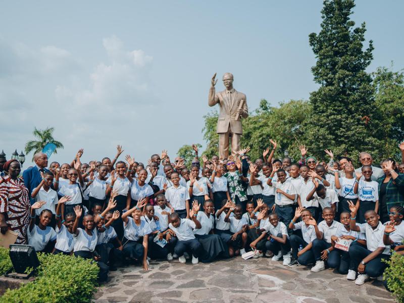 Judith Suminwa Tuluka avec quelqes élèves aux Jardins des Premiers