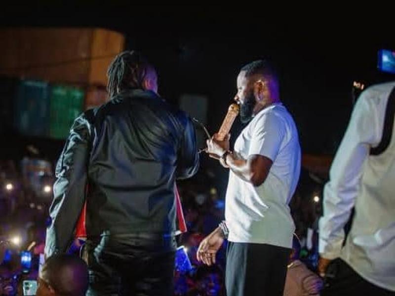 Ferré Gola et le tanzanien Rayvanny à la FIKIN. [Photo d'illustration]