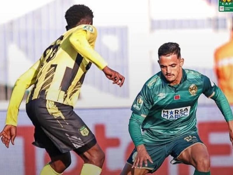 Un joueur de Maniema Union en duel avec celui du Raja