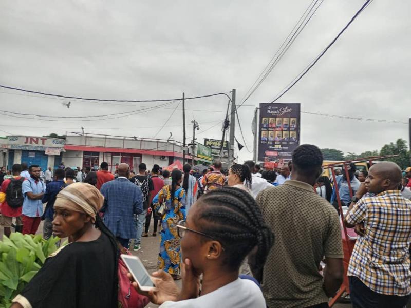 La population de Kinshasa dans un arrêt de bus ce lundi 24 janvier