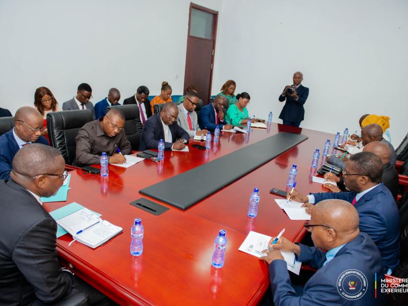 Le ministre Julien Paluku Kahongya présid la première réunion technique de l’an 2025 avec les agents du ministère du commerce extérieur