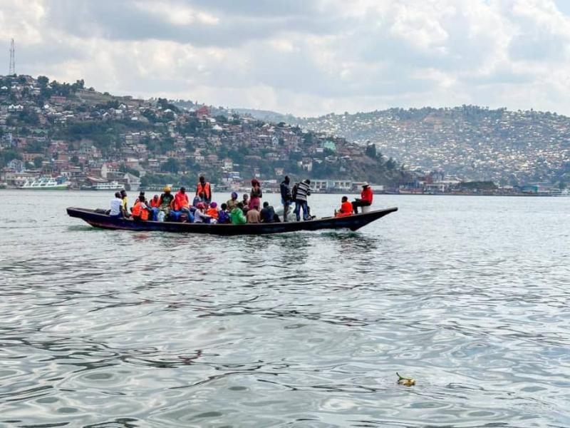 Vue des passagers au bord d'une pirogue sur le lac Kivu dans la province du Sud-Kivu