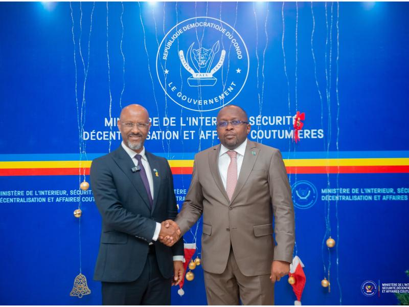 Poignée de main entre le Vice-premier ministre de l'intérieur Jacquemain Shabani et l'ambassadeur d'Israël en RDC