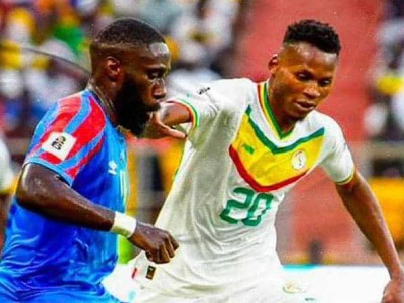 Le défenseur Congolais, Arthur Masuaku en duel avec l'attaquant Sénégalais, Habib Dialo.