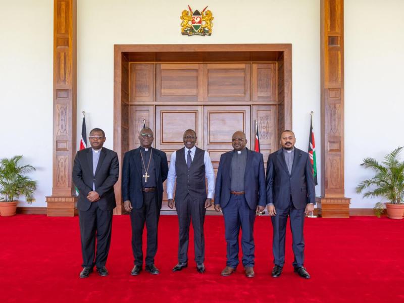 Le Président Kényan, William Ruto entouré par les pères catholiques et protestants, à Nairobi.