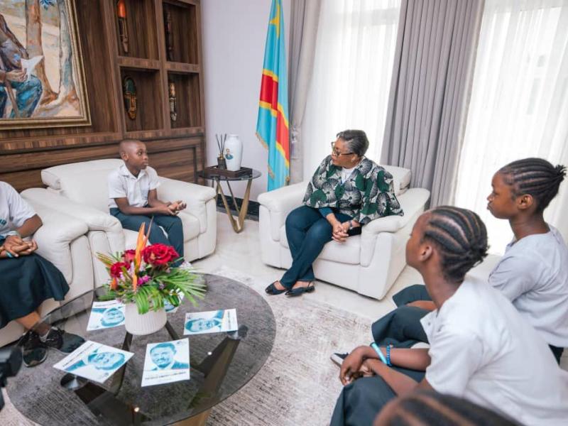 La Première ministre Judith Suminwa entourée des jeunes élèves et étudiants congolais