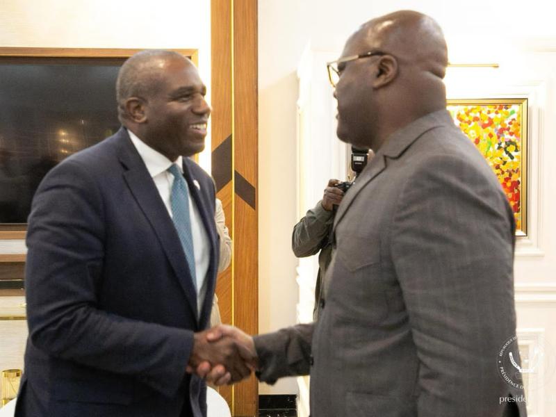Poignée de main entre le  chef de l'État de la RDC Félix Tshisekedi et David Lammy, ministre des affaires étrangères britannique