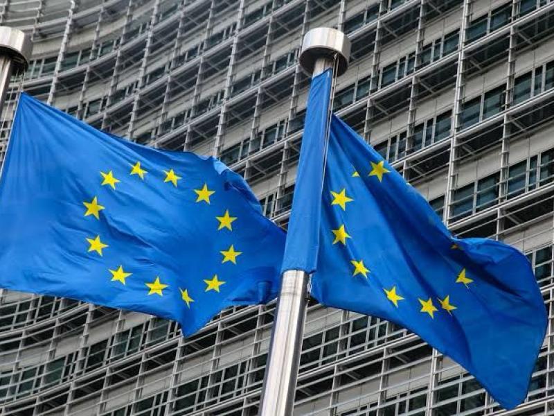 Drapeau flottant de l’Union Européenne devant le siège du parlement européen à Bruxelles