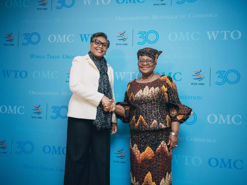 Poignée de main entre la Première Ministre de la RDC, Judith Suminwa et la Directrice générale de l'OMC