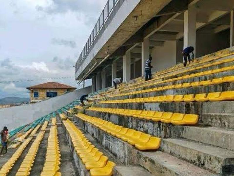 Pose des chaises au stade Lumumba de Matadi