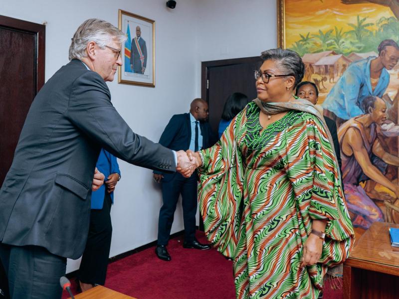 Poignée de main entre la  Première Ministre, Judith Suminwa, et le Secrétaire général adjoint de l'ONU, Jean-Pierre Lacroix