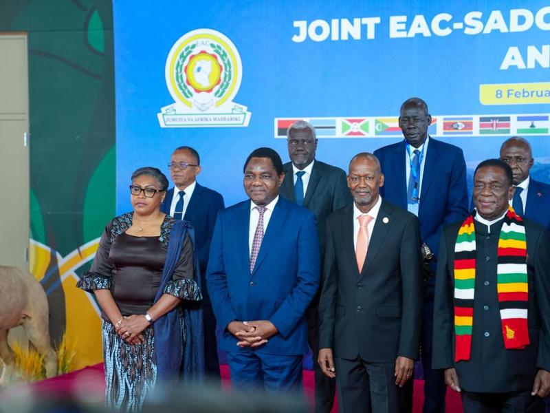 La Première ministre Judith Suminwa à l'extrême gauche de la photo