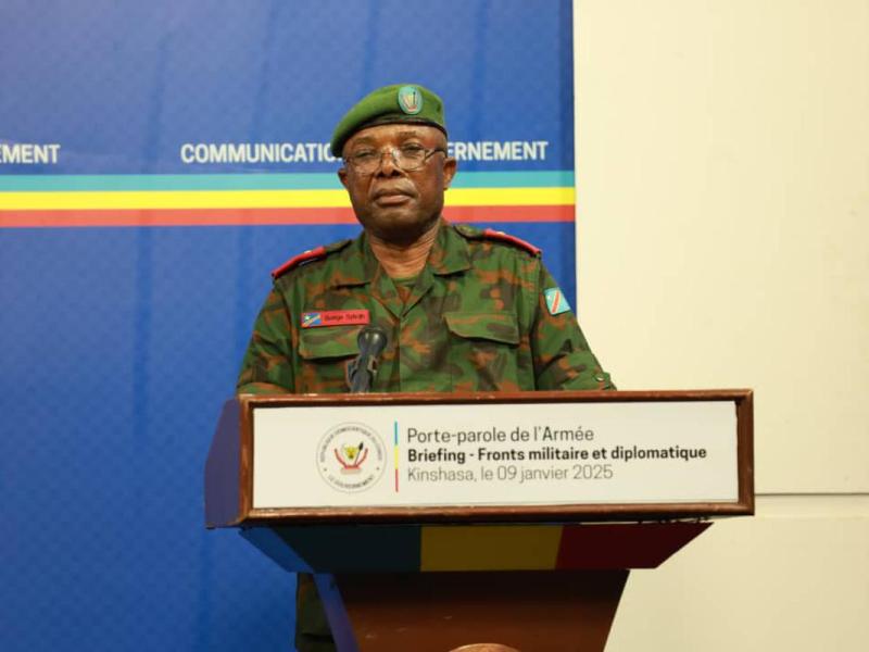 Le général-major Sylvain Ekenge, porte-parole de l'Armée congolaise, lors du briefing de presse, co-animé jeudi 9 janvier 2025, avec le ministre Patrick Muyaya