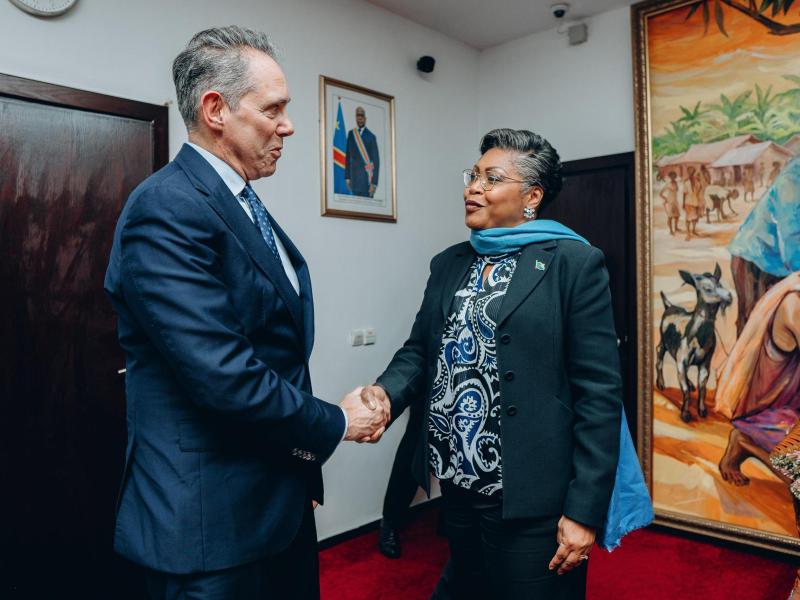 Poignée de main entre la Première Ministre Judith Suminwa et l'Envoyé Spécial de l'Union Européenne pour la région des Grands Lacs, Johan Borgstram