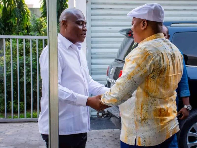 Le coordonnateur de la coalition Lamuka, Martin Fayulu, saluant Jean Marc Kabund, président national de l'ACH