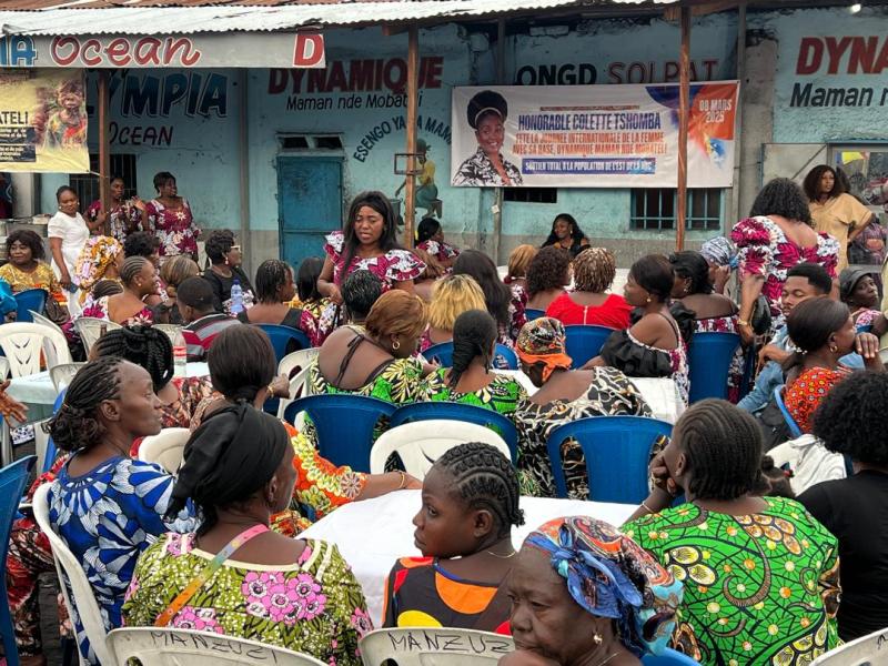 La députée honoraire Colette Tshomba et sa base de la fondation Maman nde Mobateli lors de la célébration de la journée du 08 mars à Kinshasa