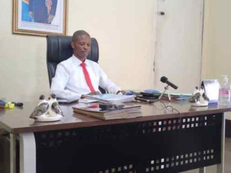 Hubert Ngulandjoko dans son ancien Bureau de la ministère des finances sous Dieudonné Mpieme