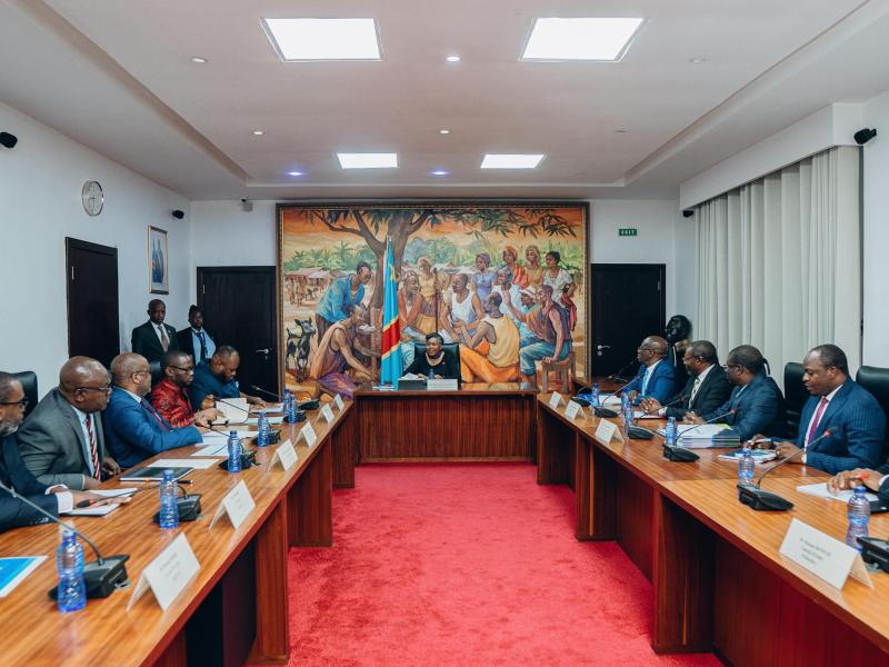La Première ministre Judith Suminwa Tuluka en réunion avec les membres du Comité stratégique de supervision du Projet d'extension de Kinshasa