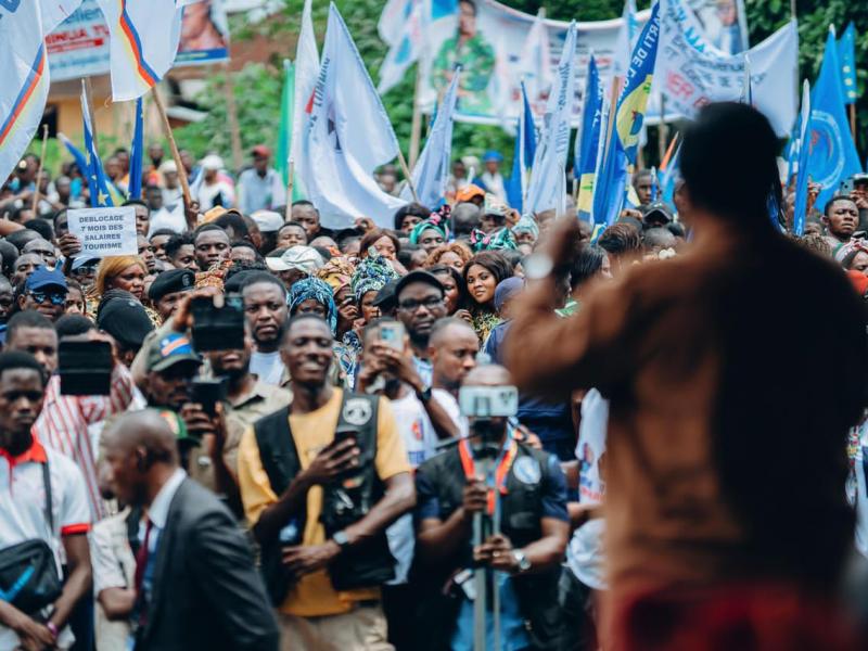 La Première ministre Judith Suminwa Tuluka devant les Kikwitois à la tribune du Camp Singa