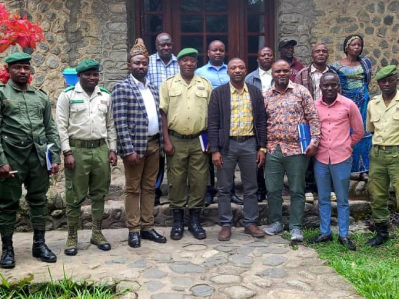 Photo de famille après une importante rencontre ayant réuni les leaders de Beni, agriculteurs de Mayangose et les autorités du PNVi à Mutsora