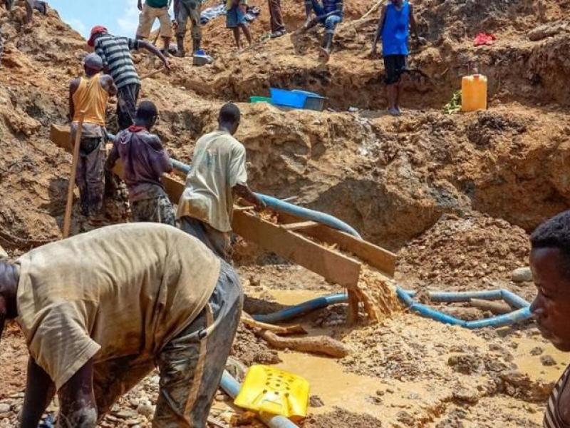 Des exploitants artisanaux dans une mine au Nord-Kivu