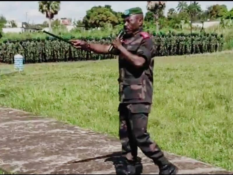Le Général de Brigade Eddy Kapend lors d’une parade militaire à Kalemie