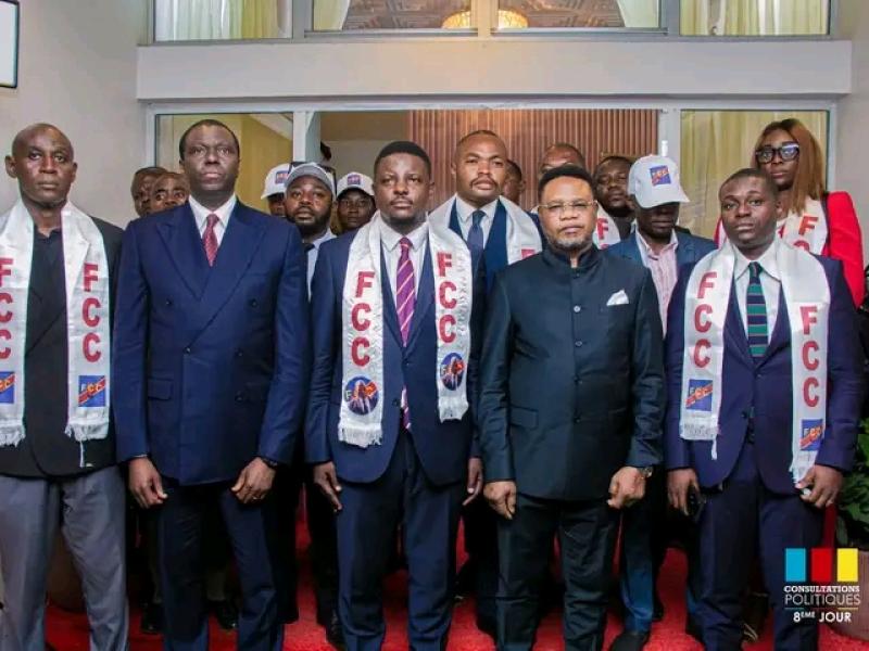 Le Dircab du PR , Professeur Eberande et quelques membres du FCC