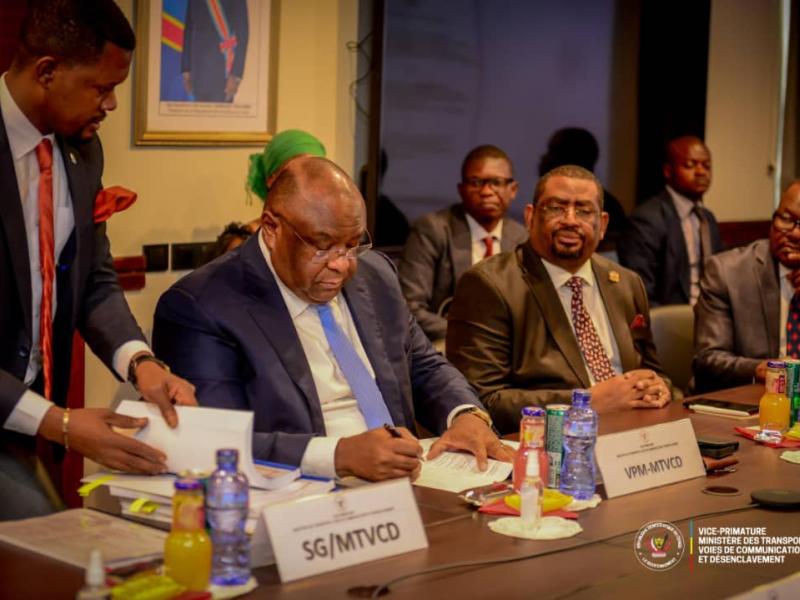 Le VPM Jean Pierre Bemba et l'investisseur Ye Zhiyong lors de la signature de l'accord