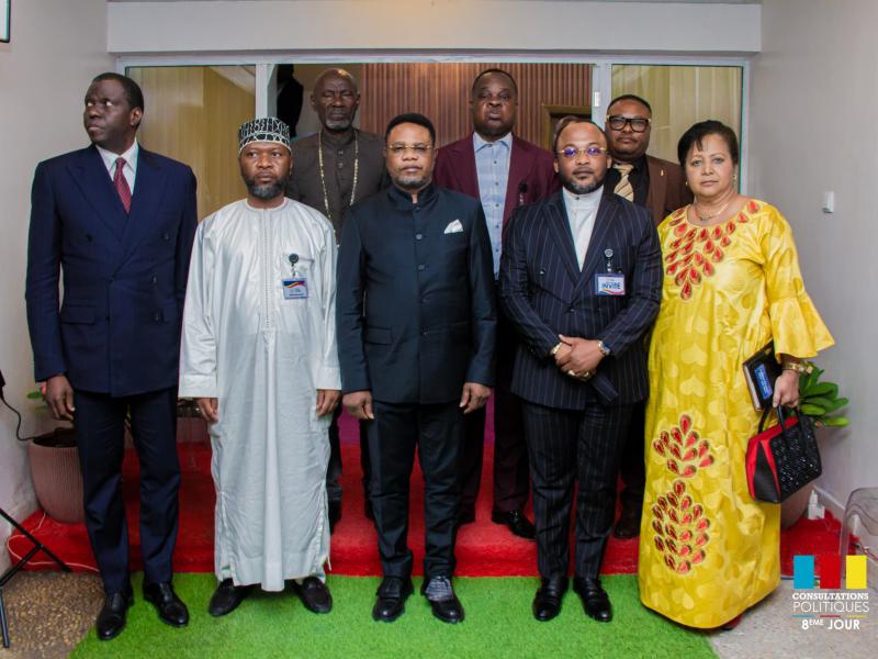 L'homme de Dieu Dodo Kamba, président de la Communauté Unie du Réveil et  cheik Ali Mwinyi représentant de la Communauté Musulmane au Congo posent avec Eberande Kolongele